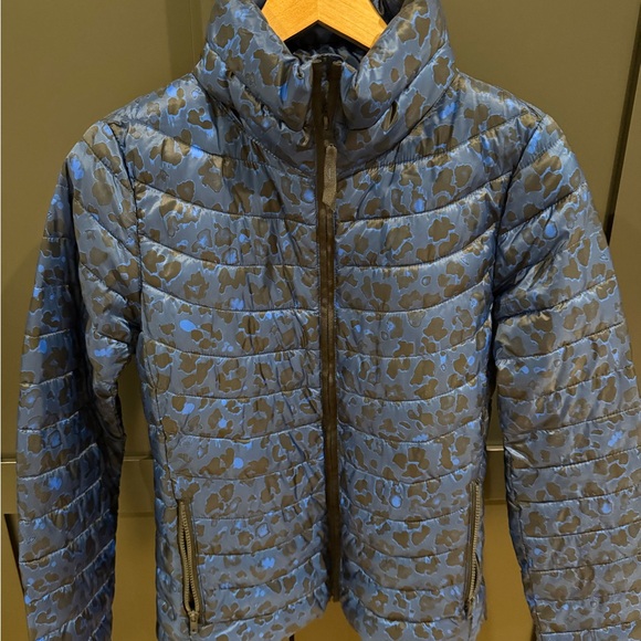 Gap women’s  Blue and black leopard Puffer Jacket - Picture 1 of 2